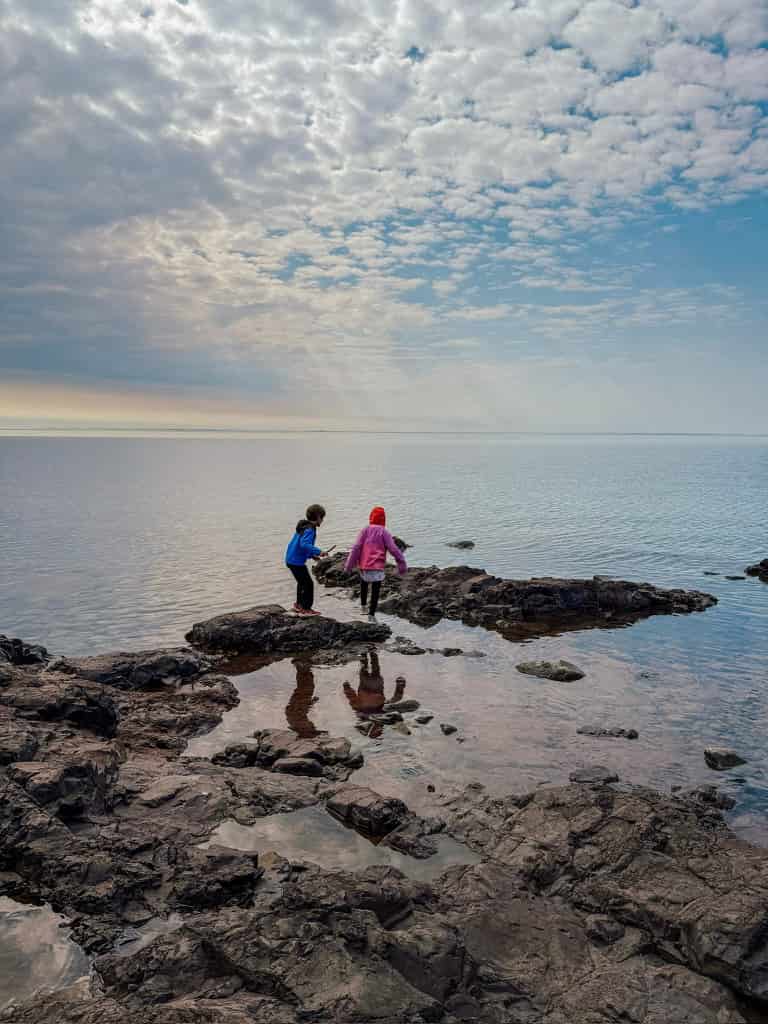 kids playing at split rock lighthouse