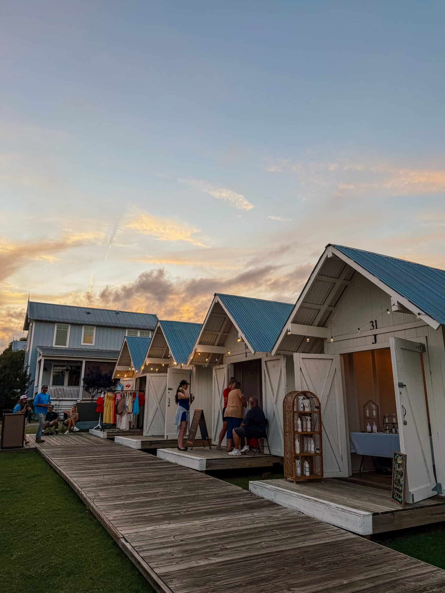 pop up shops in Carlton Landing