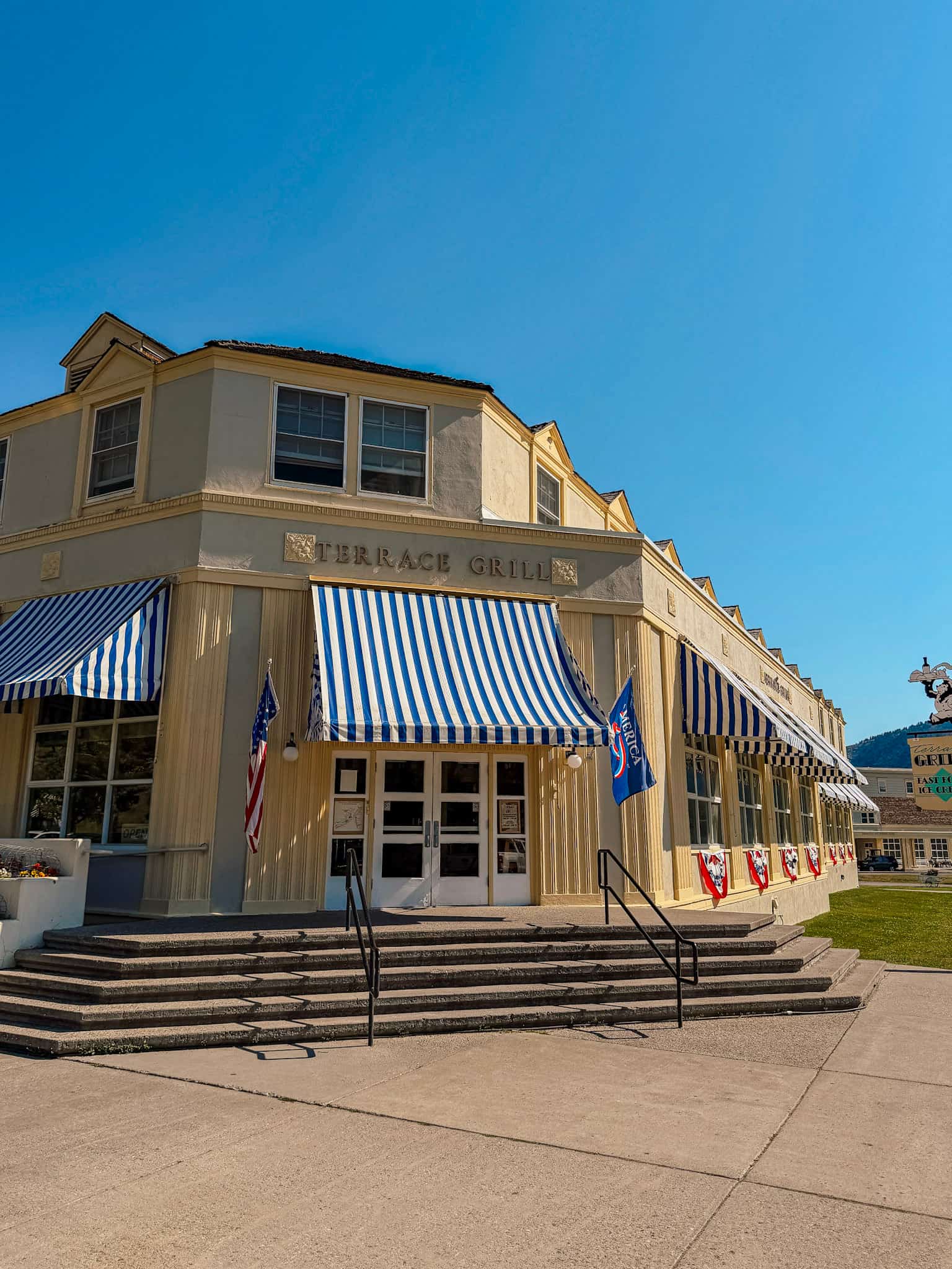 Mammoth hot springs hotel
