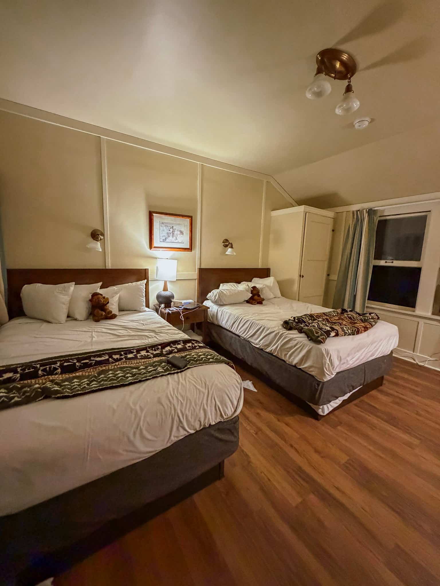 mammoth lodge cabins where to stay in yellowstone